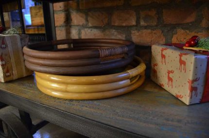 Поднос из ротанга круглый, мед, орех матовый, в интерьере