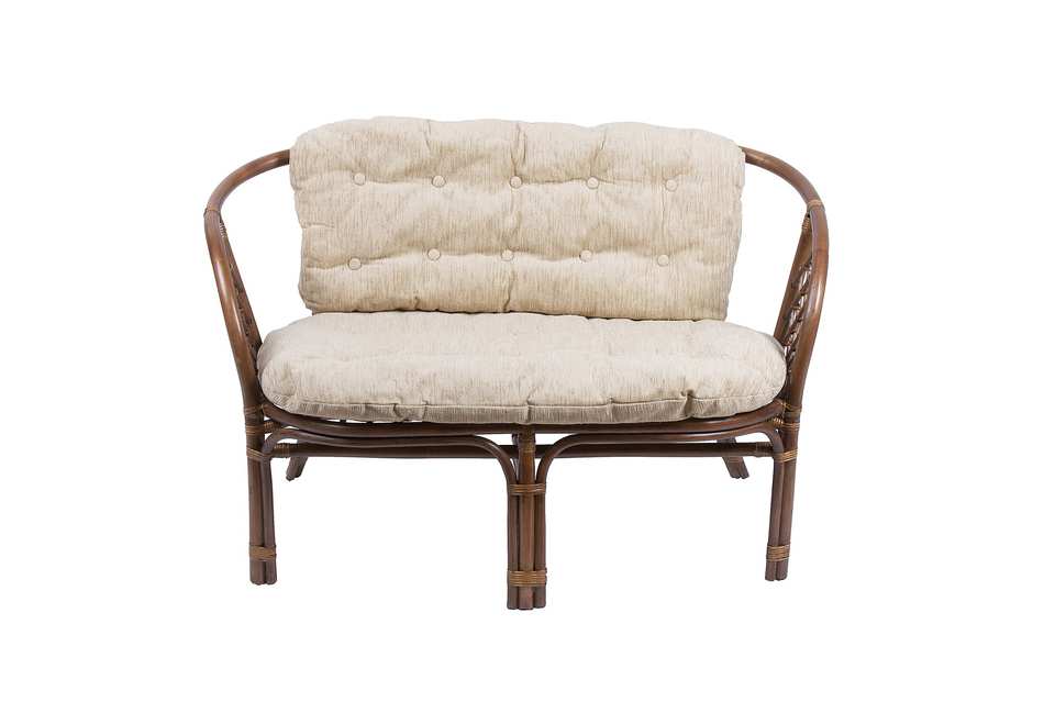 Диван Багама, подушка простая светлая, орех матовый, вид спереди