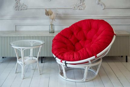 Кресло Папасан 23/01, подушка красная, белый матовый, в интерьере