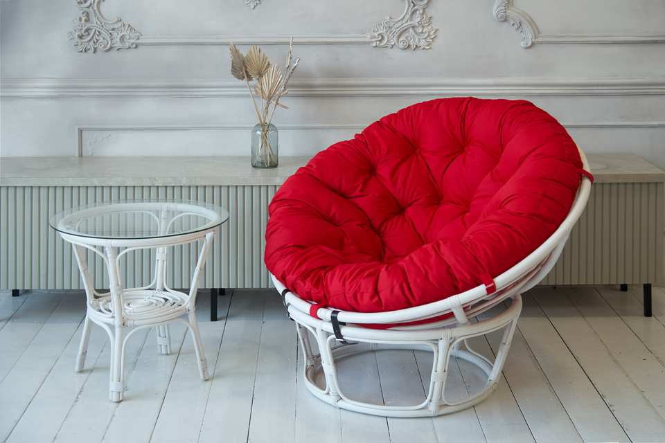 23_01_Papasan_s_krasnoi_podushkoi_i_stol_Bagama__v_belom_tsvete_v_interere Кресло Папасан 23/01, подушка красная, белый матовый, в интерьере