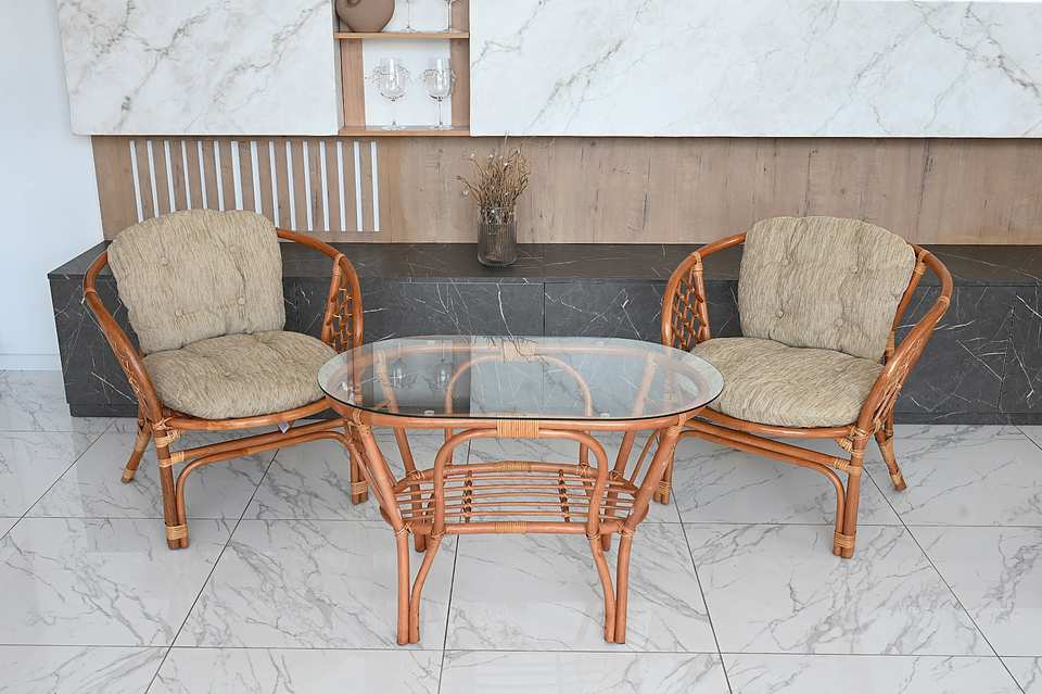 Комплект Багама Дуэт с овальным столом, подушки простые светлые, коньяк, в интерьере