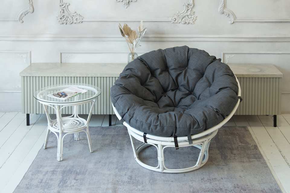 23_01_Papasan_s_seroi_podushkoi_i_stol_Bagama__v_belom_tsvete_v_interere Кресло Папасан 23/01, подушка серая, белый матовый, в интерьере