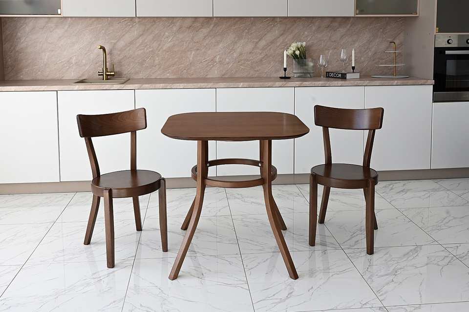 Стол венский Сатурн, квадратный, светлый орех, в интерьере с 2 стульями