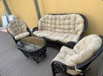 Комплект Черчилль с 3-местным диваном и овальным столом, подушки светлые, венге, в интерьере