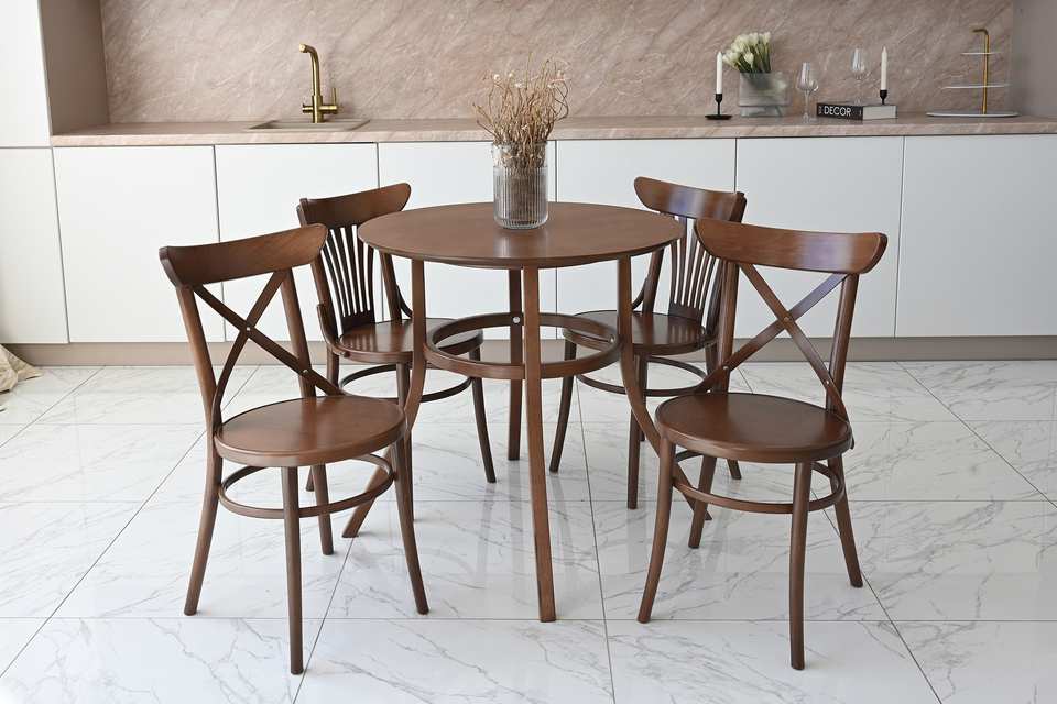 Венский стол Сатурн, круглый, светлый в интерьере с 4 стульями