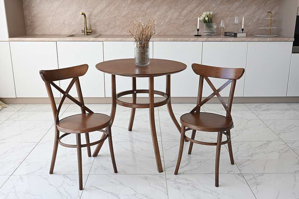 Венский стол Сатурн, круглый, светлый в интерьере с 2 стульями